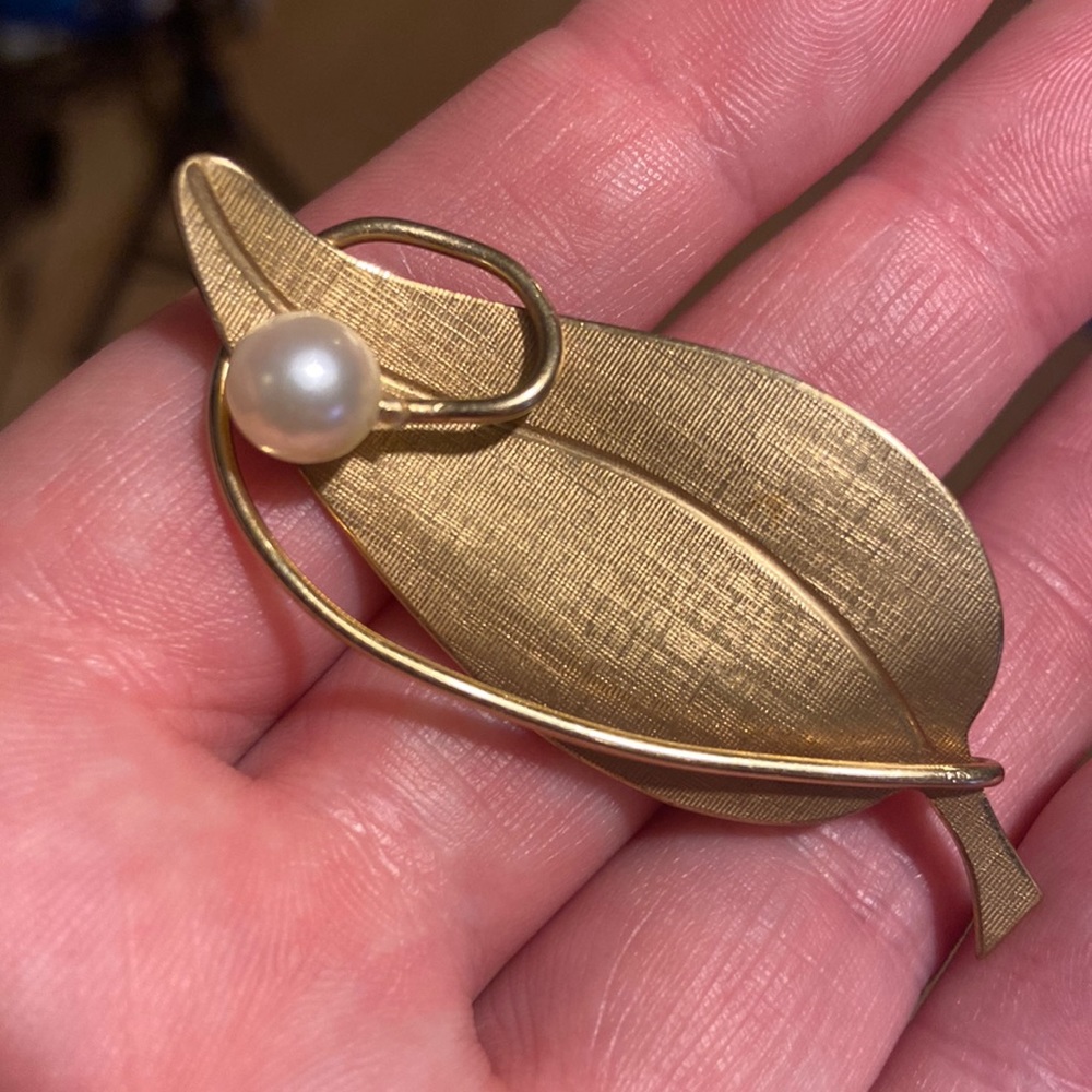 ⭐️ LAST CHANCE SALE! ⭐️ Vintage Wells Costume Gold And Pearl Leaf Brooch